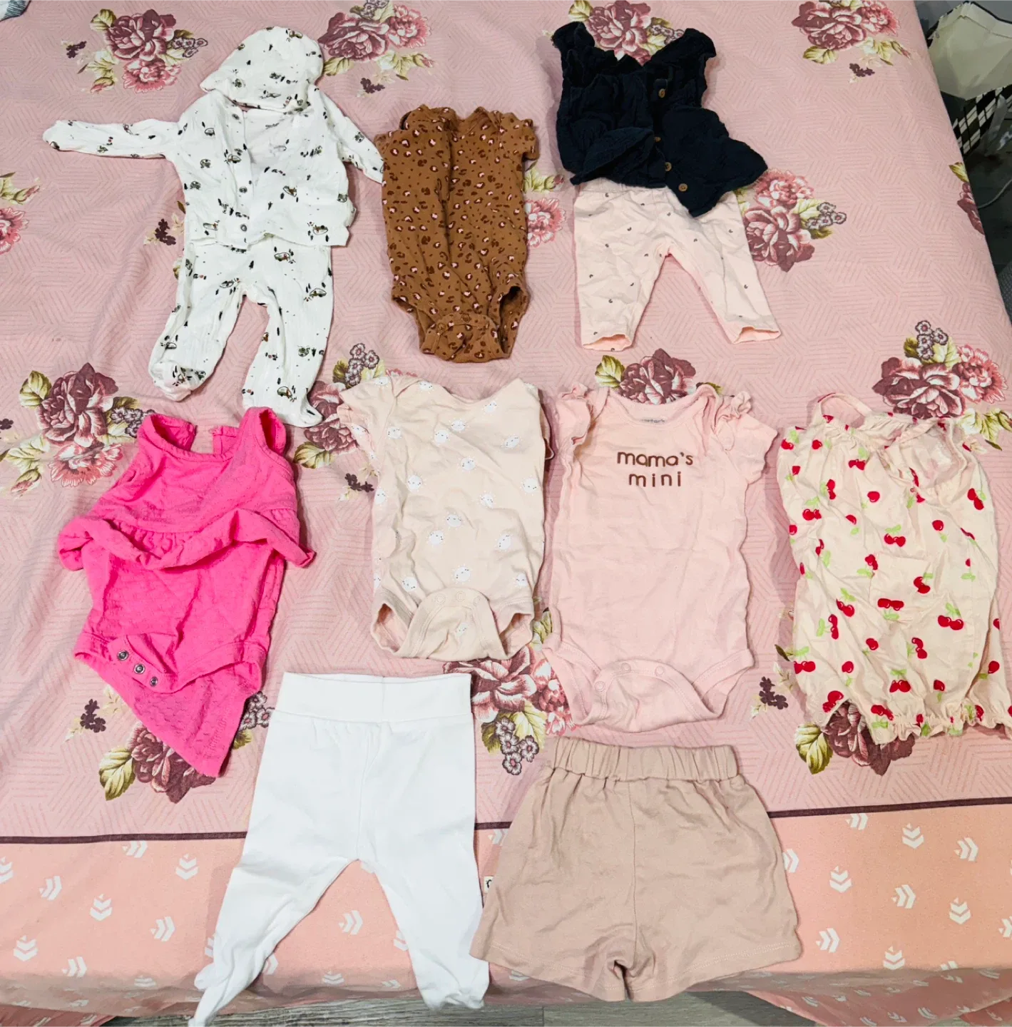 0-3 month old baby girl dresses and swaddles image indicator(3)