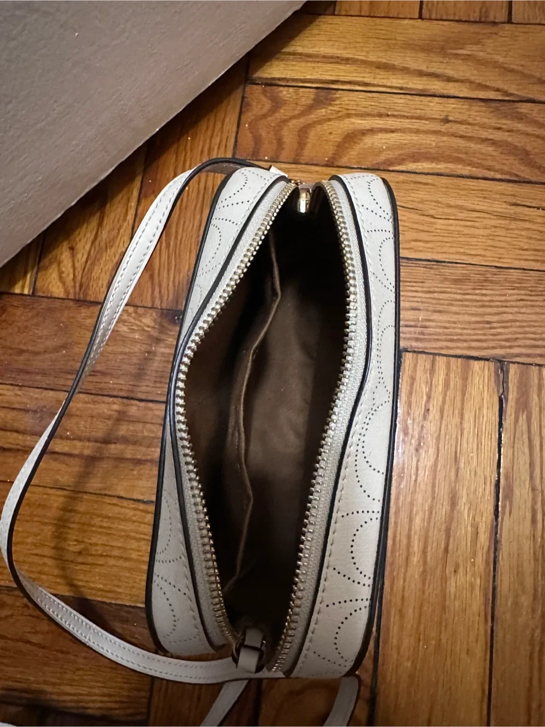 Coach White Leather Crossbody Bag image indicator(4)