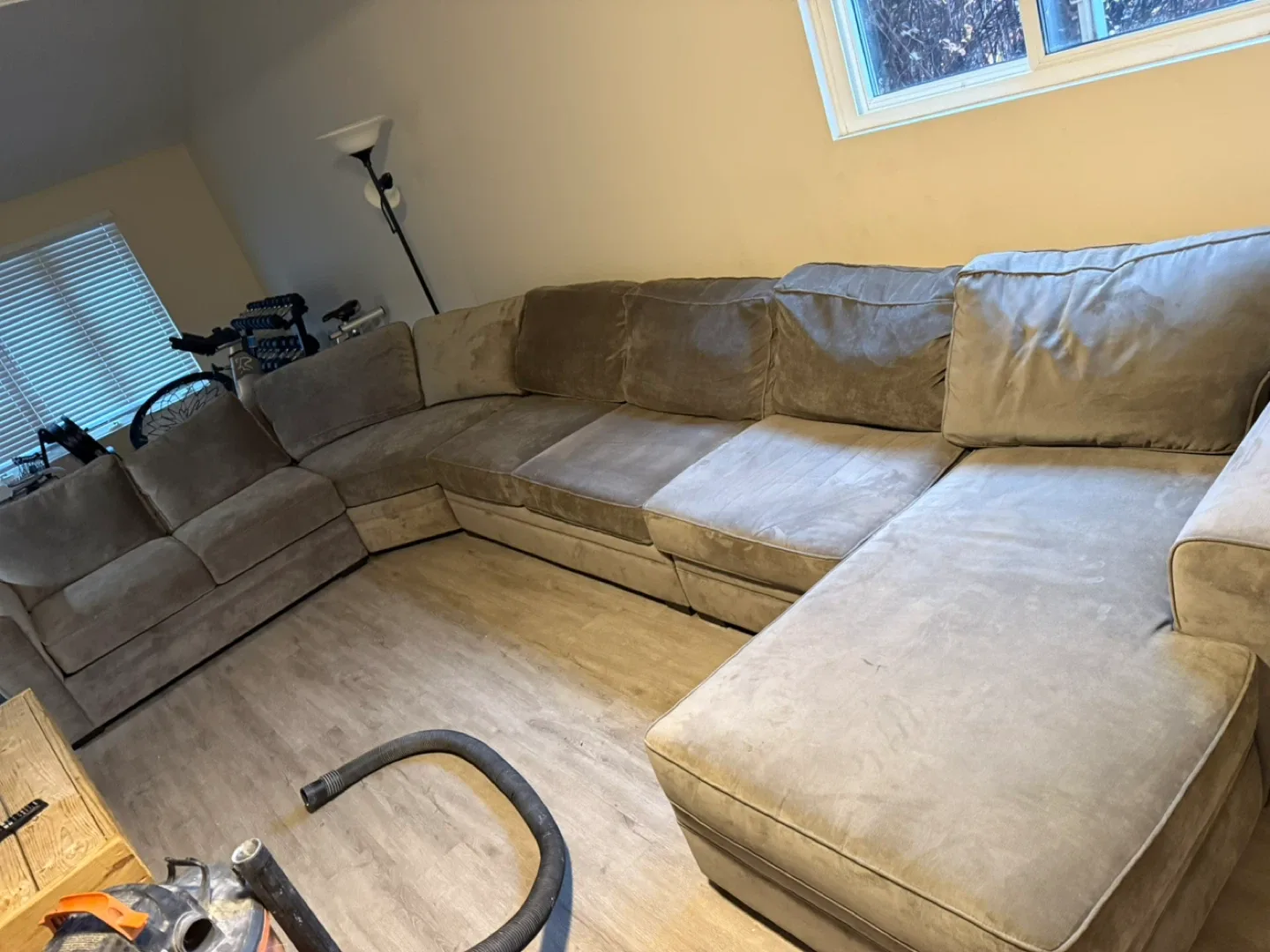 Large Sectional Sofa - Comfortable and Stylish! image indicator(3)