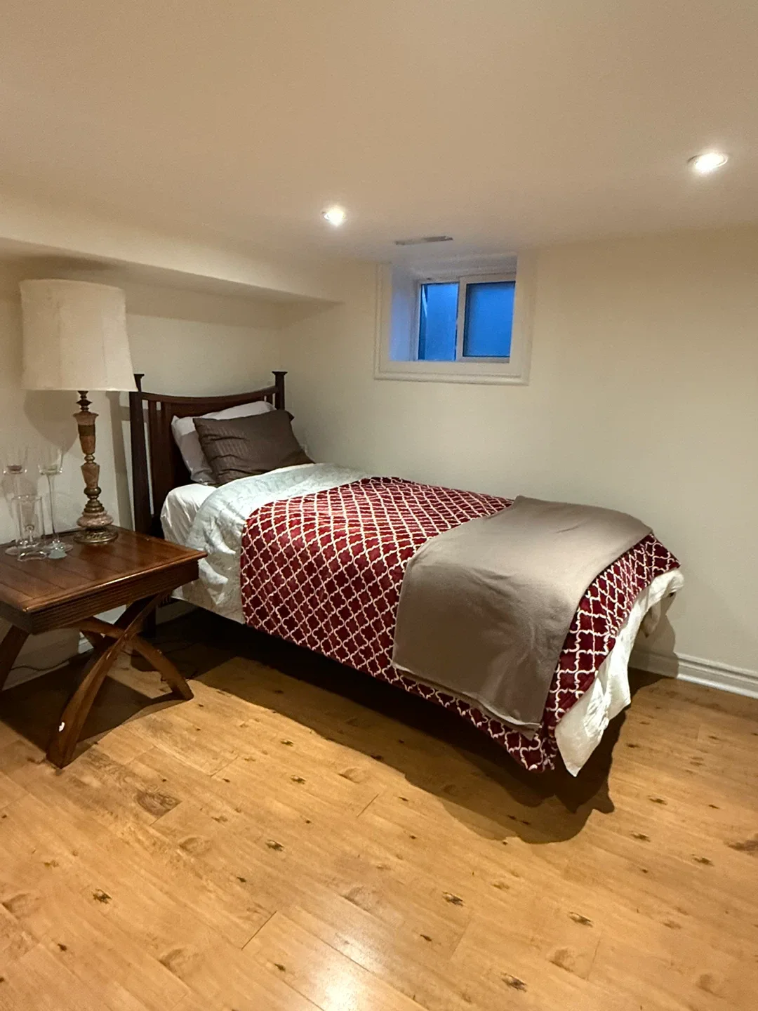 One bedroom basement for rent image indicator(5)