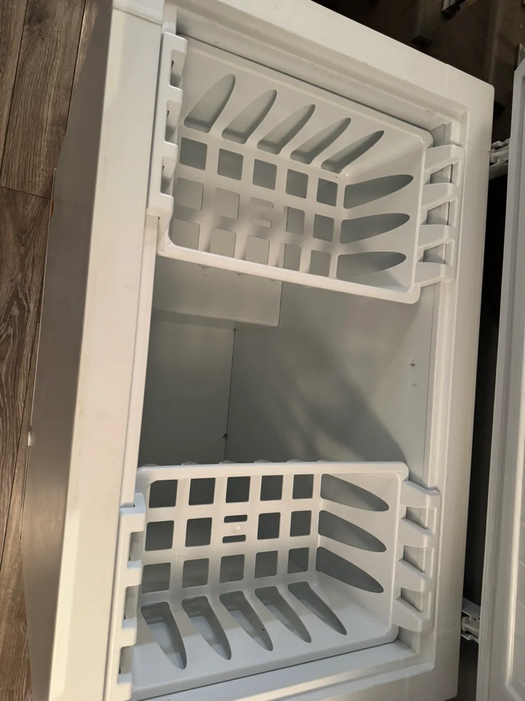 Frigidaire White Chest Freezer image indicator(2)