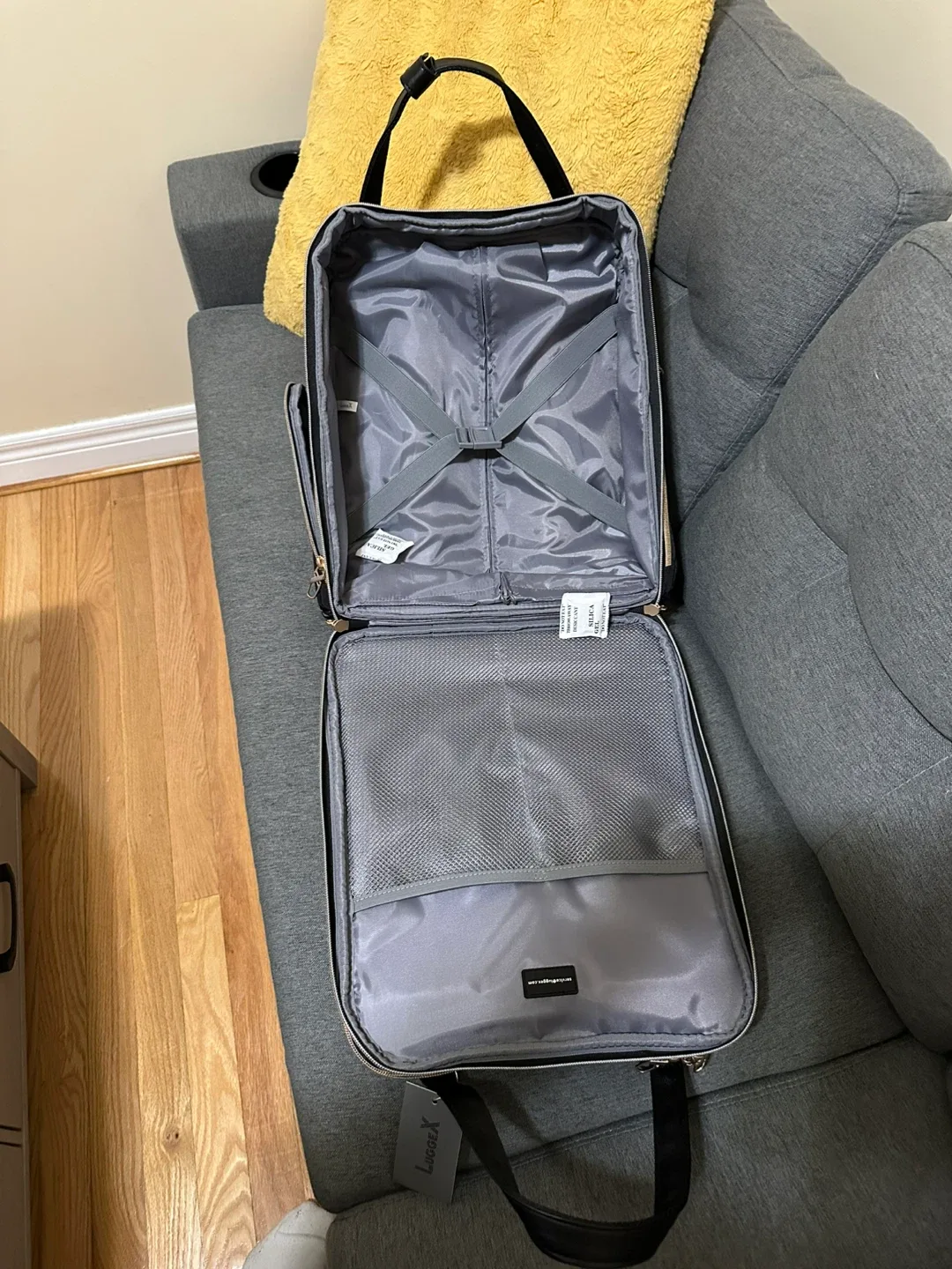 LUGGEX Rolling Carry-on Suitcase - Black image indicator(6)