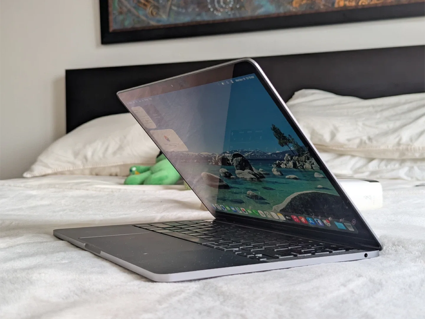 Apple MacBook Pro 13” Retina (2020, M1, Touch Bar) image indicator(6)