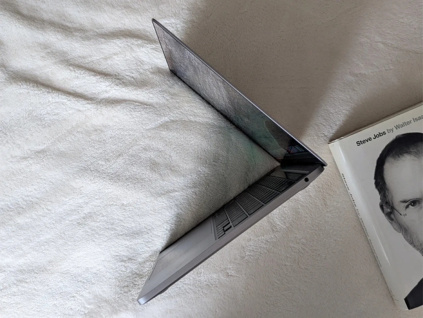 Apple MacBook Pro 13” Retina (2020, M1, Touch Bar) image indicator(4)