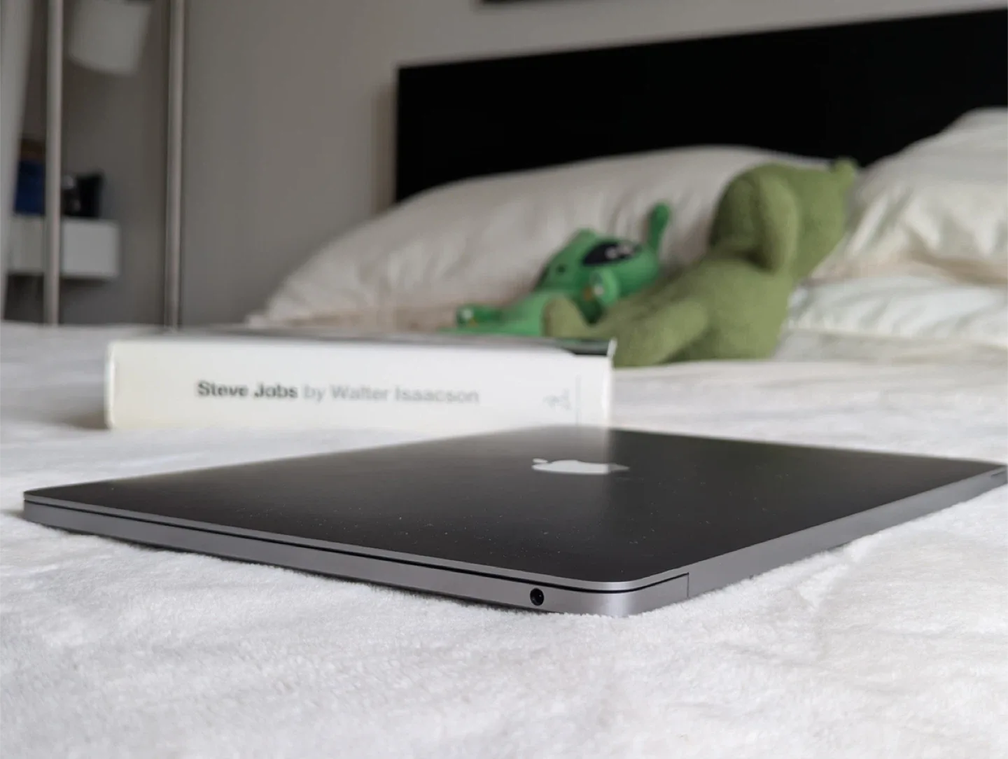 Apple MacBook Pro 13” Retina (2020, M1, Touch Bar) image indicator(8)