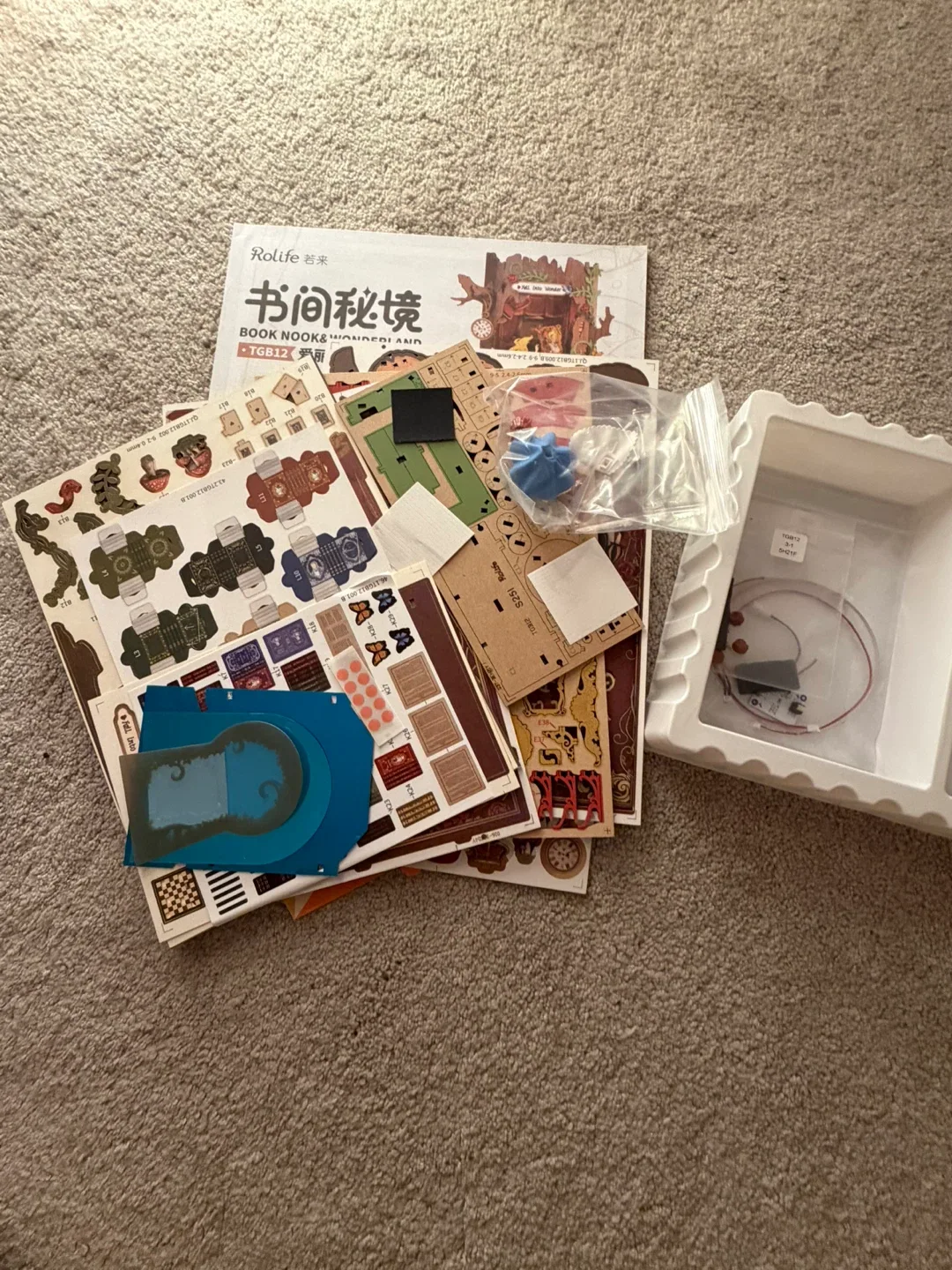 Rolife Book Nook Wonderland TGB12 DIY Kit with light image indicator(2)