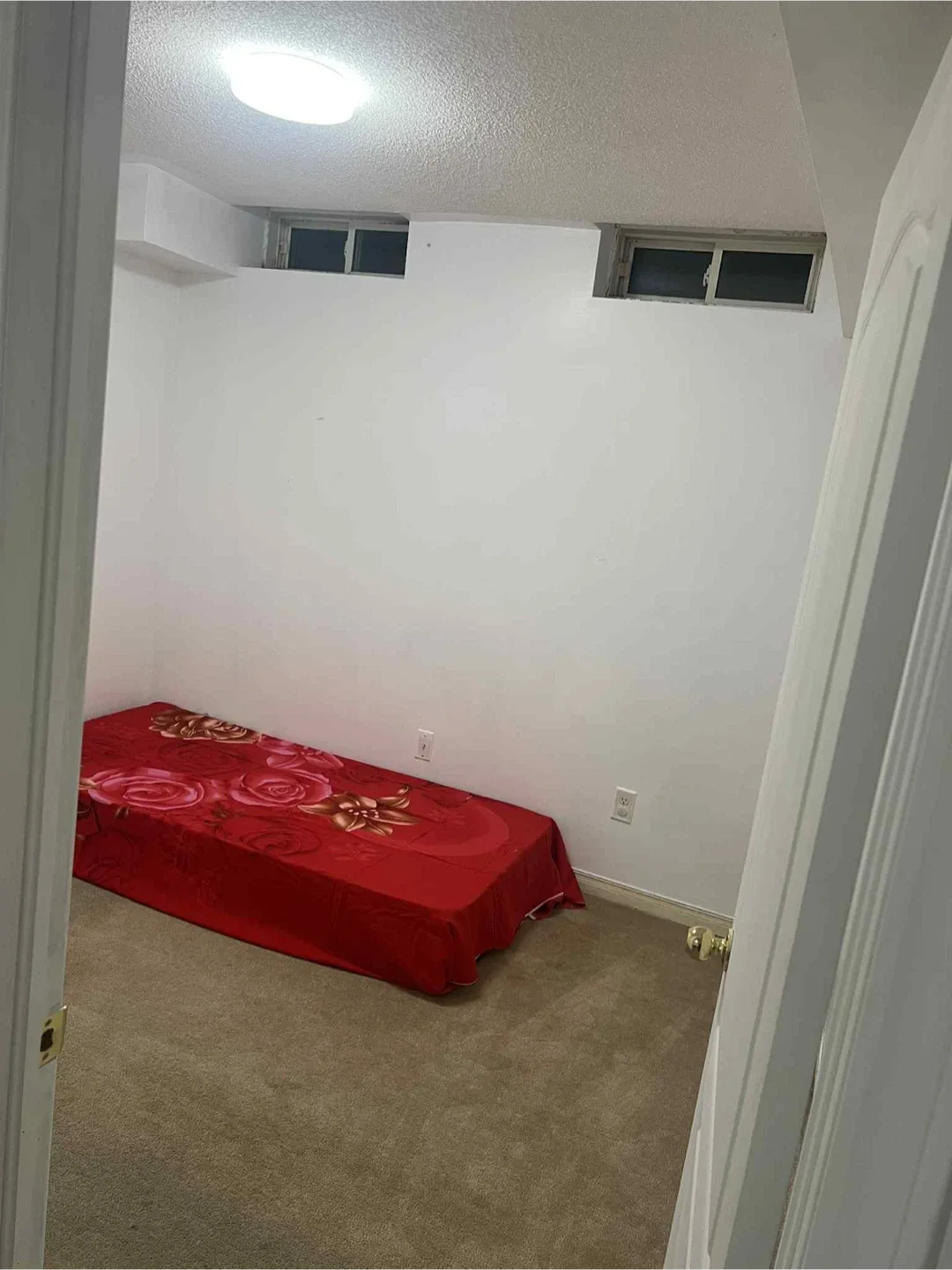 2 Bedroom basement Apartment for rent image indicator(2)
