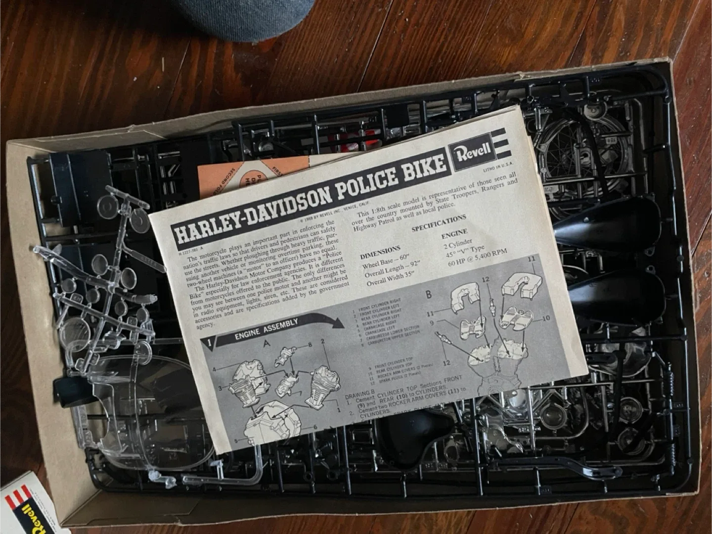 Revell Harley-Davidson Police Bike 1/8 Scale Model Kit image indicator(3)