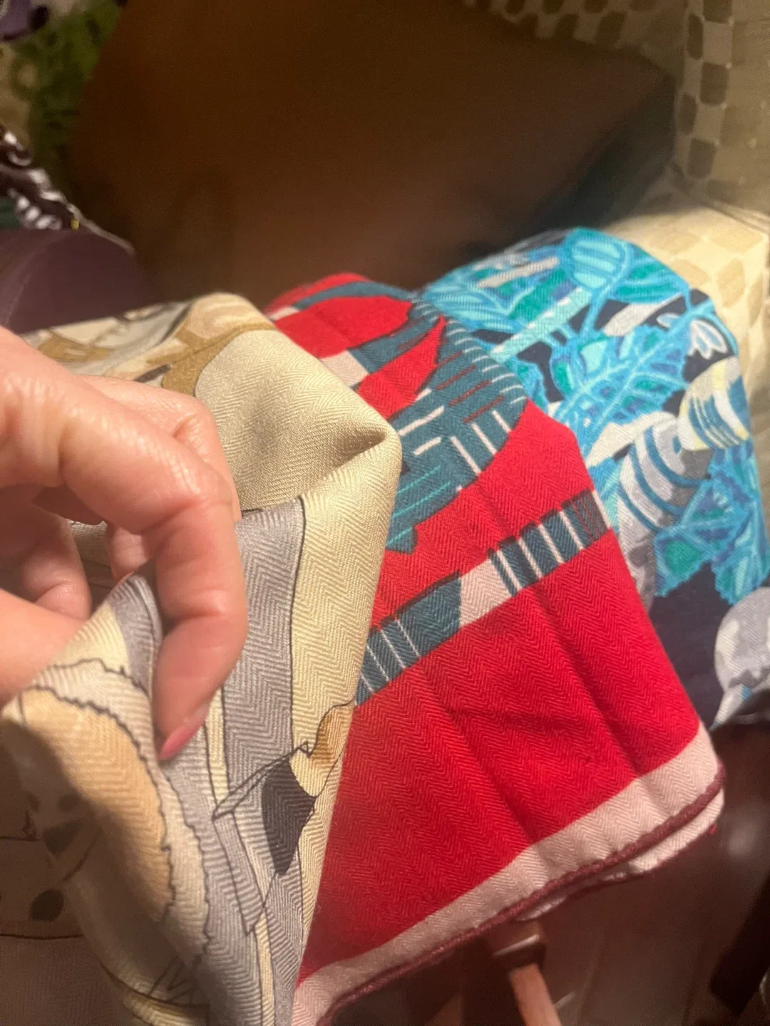 Assorted Scarves - Silk & Cashmere image indicator(3)