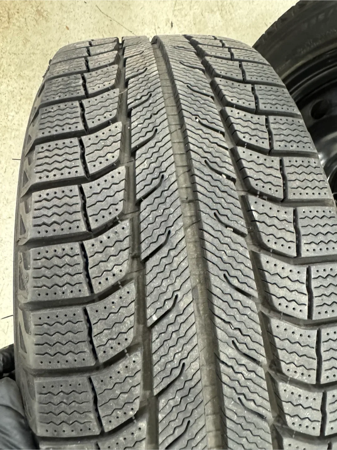 235/55/18 Michelin X ice with 10mm thread image indicator(4)