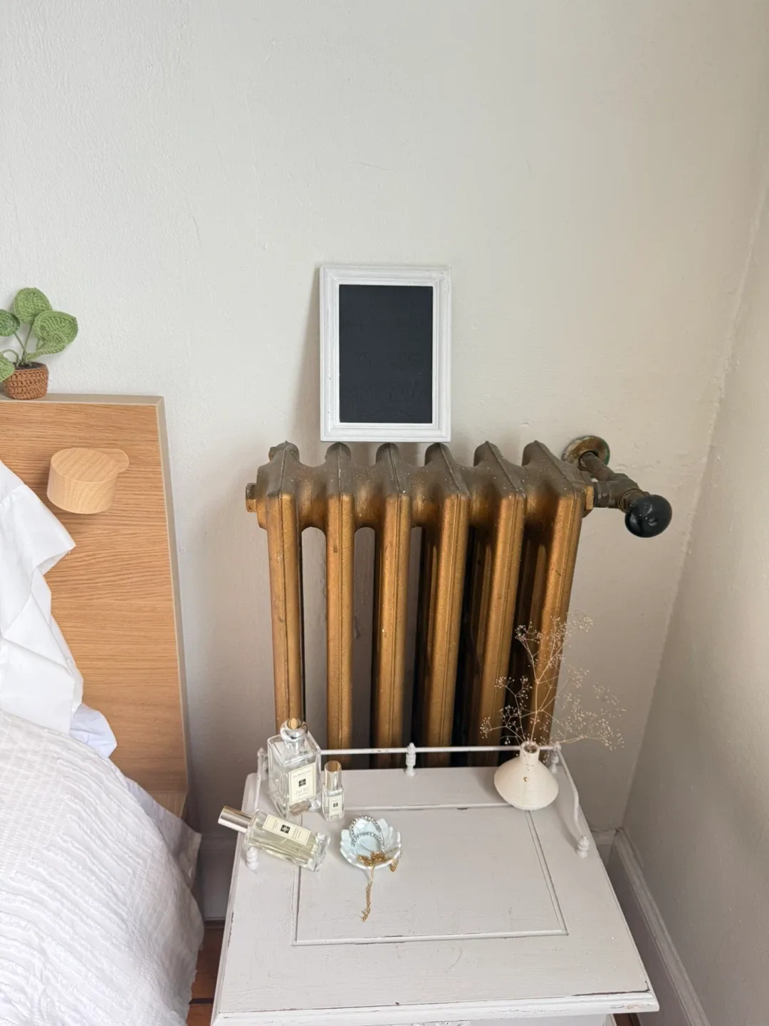 Small vintage frame w/ chalkboard image indicator(3)