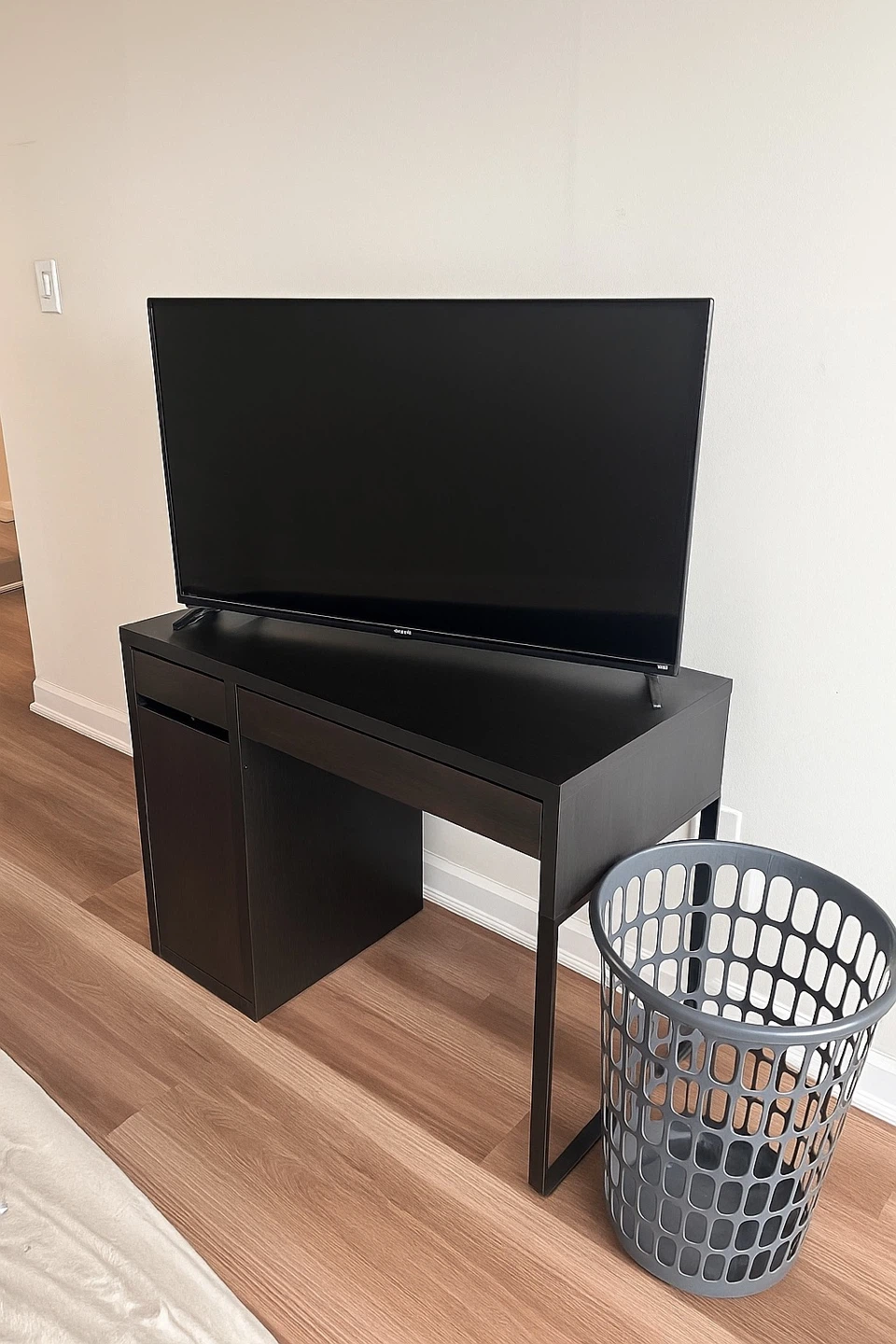 Black Desk