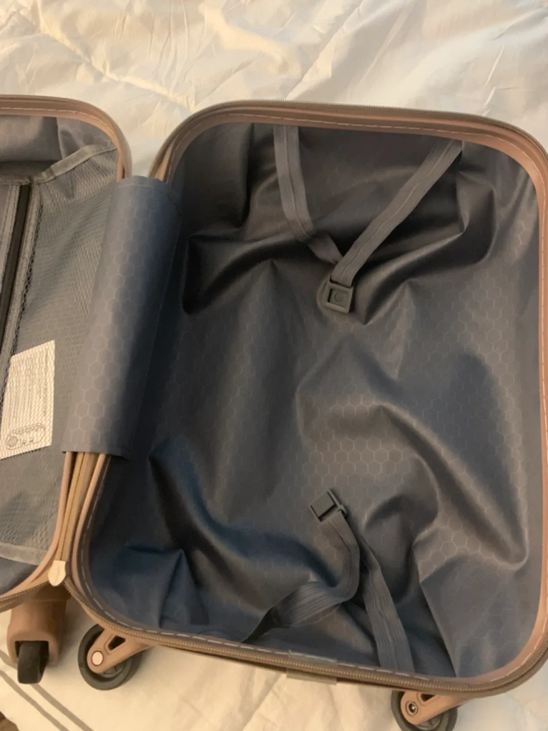 Large suitcase, brand new never been used image indicator(3)