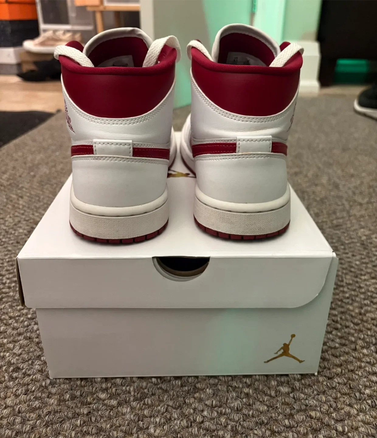 Jordan 1 Mid Reverse Chicago Women’s 8.5 image indicator(4)