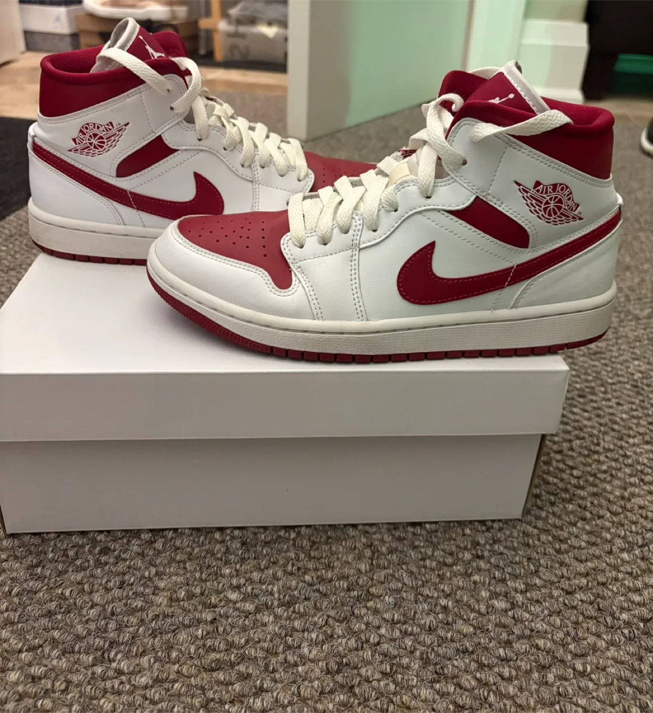Jordan 1 Mid Reverse Chicago Women’s 8.5 image indicator(3)
