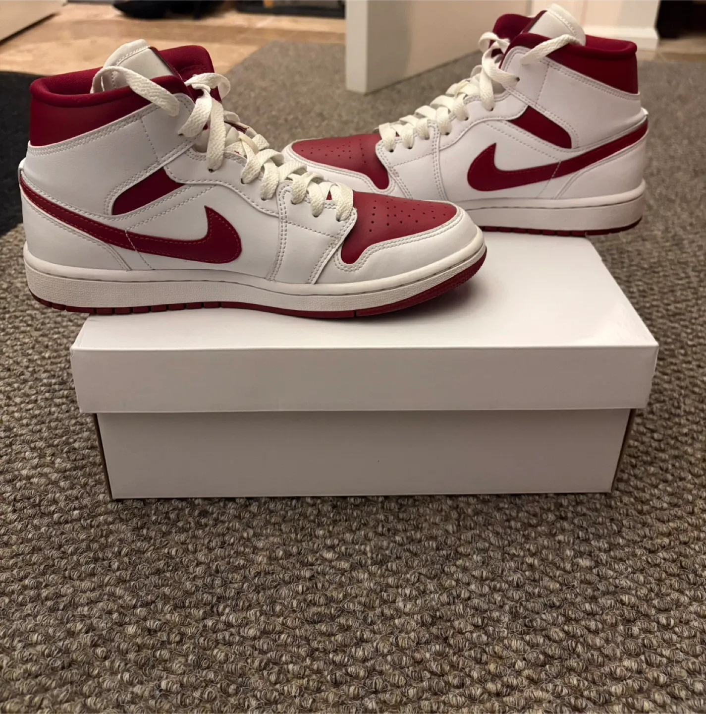 Jordan 1 Mid Reverse Chicago Women’s 8.5 image indicator(2)