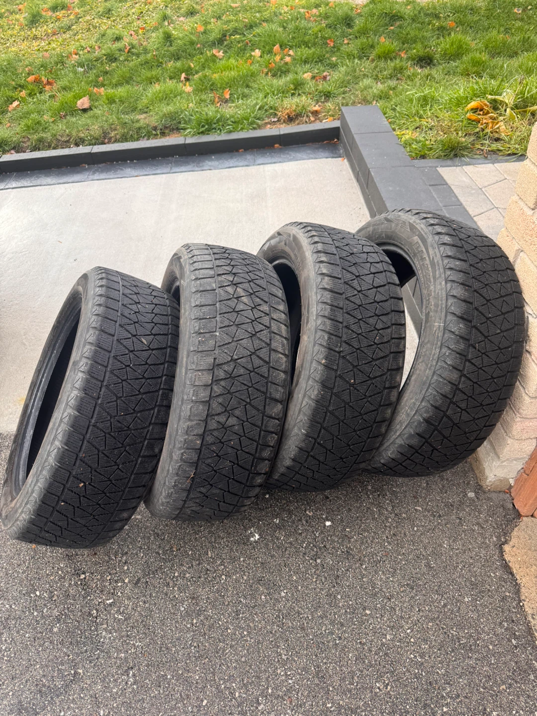 Bridgestone Blizzak DM-V2 225/55R18 Winter Tires