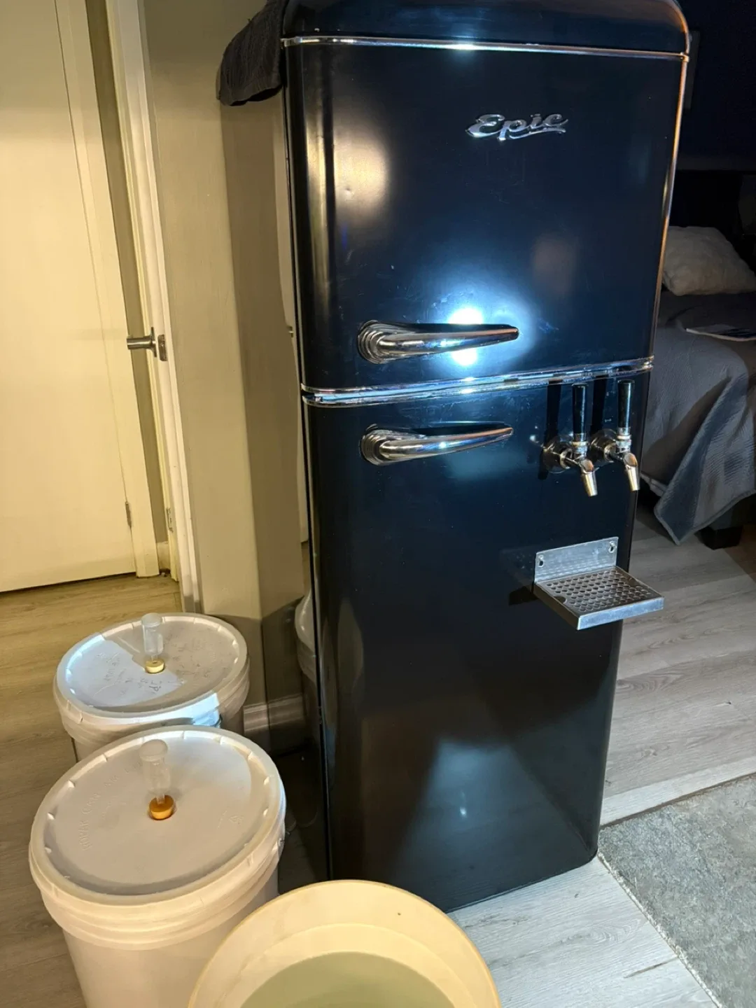 Epic Retro Kegerator - Black image indicator(7)