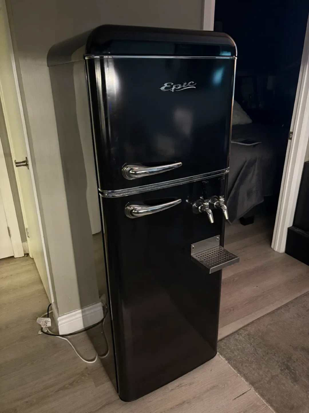 Epic Retro Kegerator - Black image indicator(9)