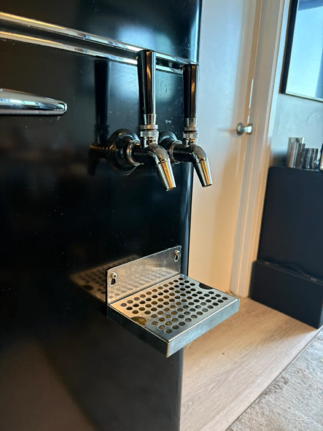 Epic Retro Kegerator - Black image indicator(2)