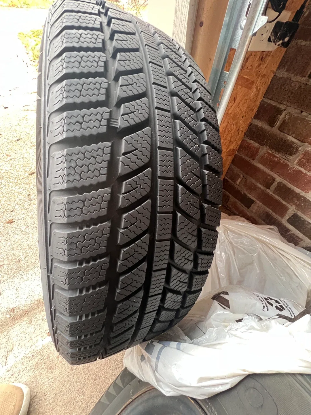 Dynamo Winter DW701 Tire - 225/65R17 image indicator(3)