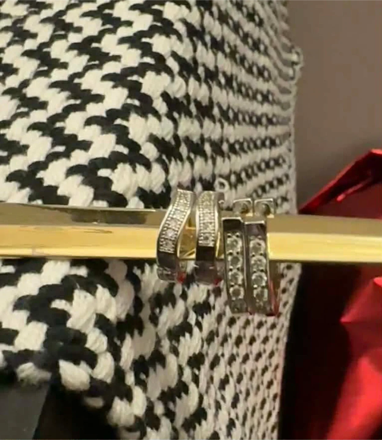 Earrings image indicator(3)