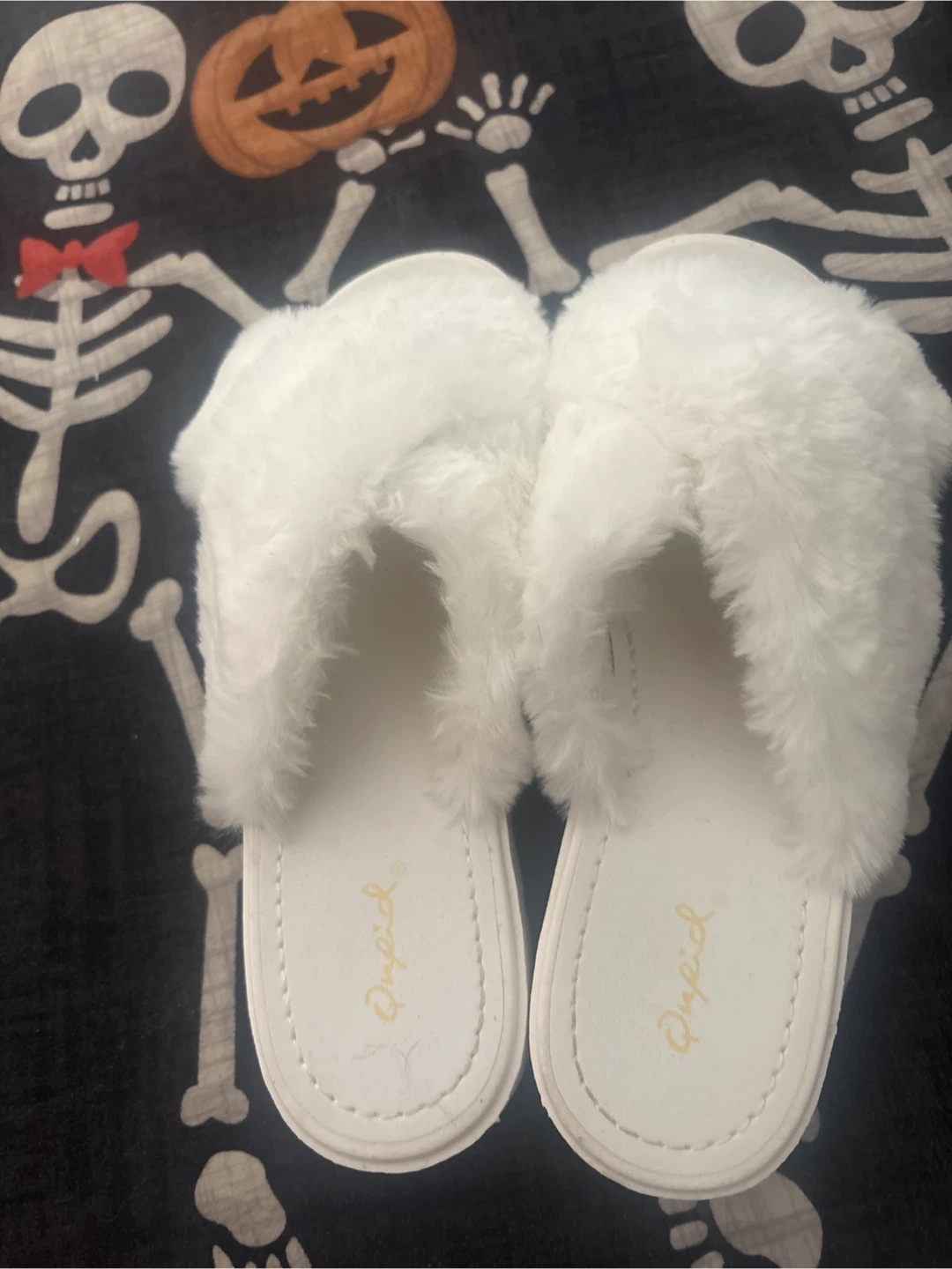 Qupid White Fuzzy Slippers