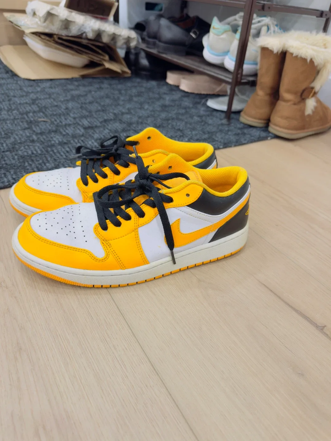 Nike Kyrie 5, Air Jordan 1 Shoes image indicator(3)