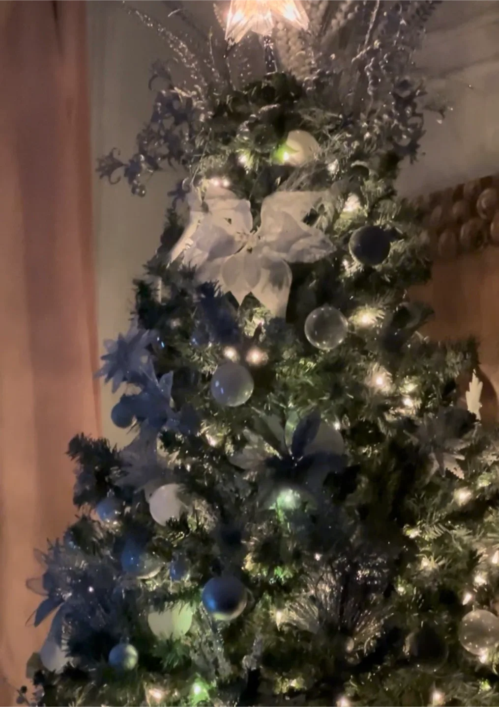 7.5' Pre-Lit Artificial Christmas Tree image indicator(3)