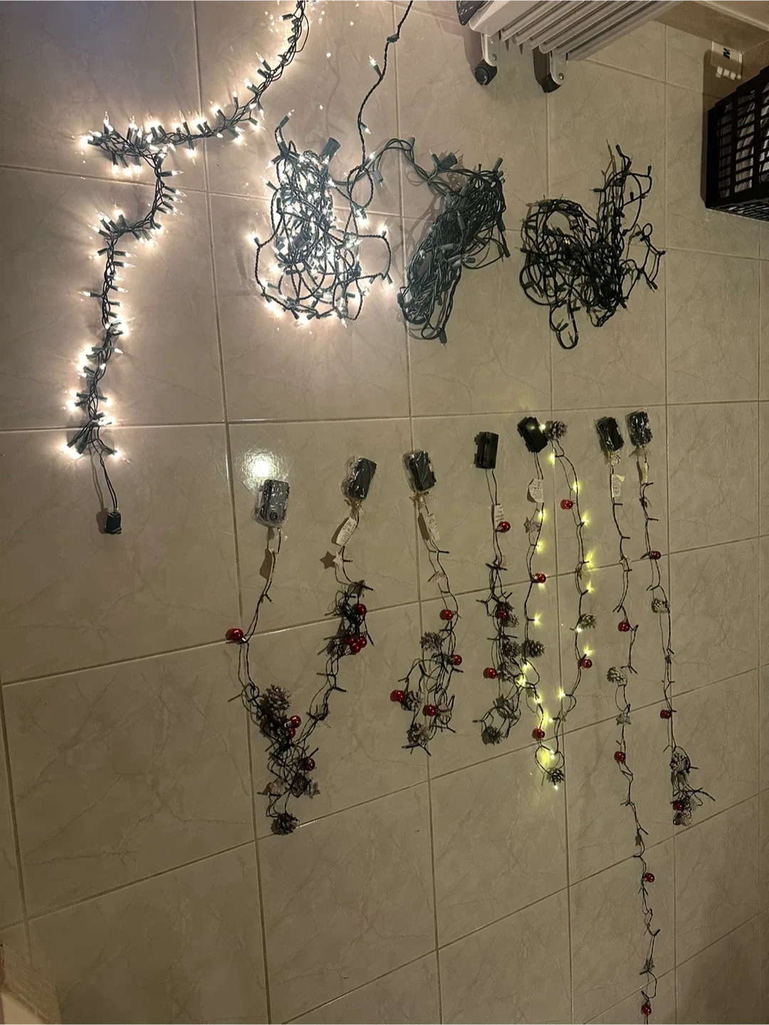 Christmas String Lights with Pinecones & Berries plug in battery image indicator(2)