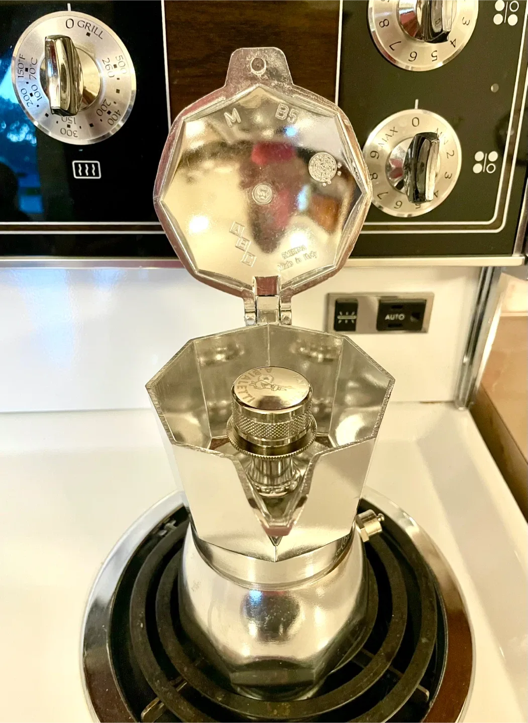 Bialetti Moka Express - Italian Coffee Maker 🎄 image indicator(2)