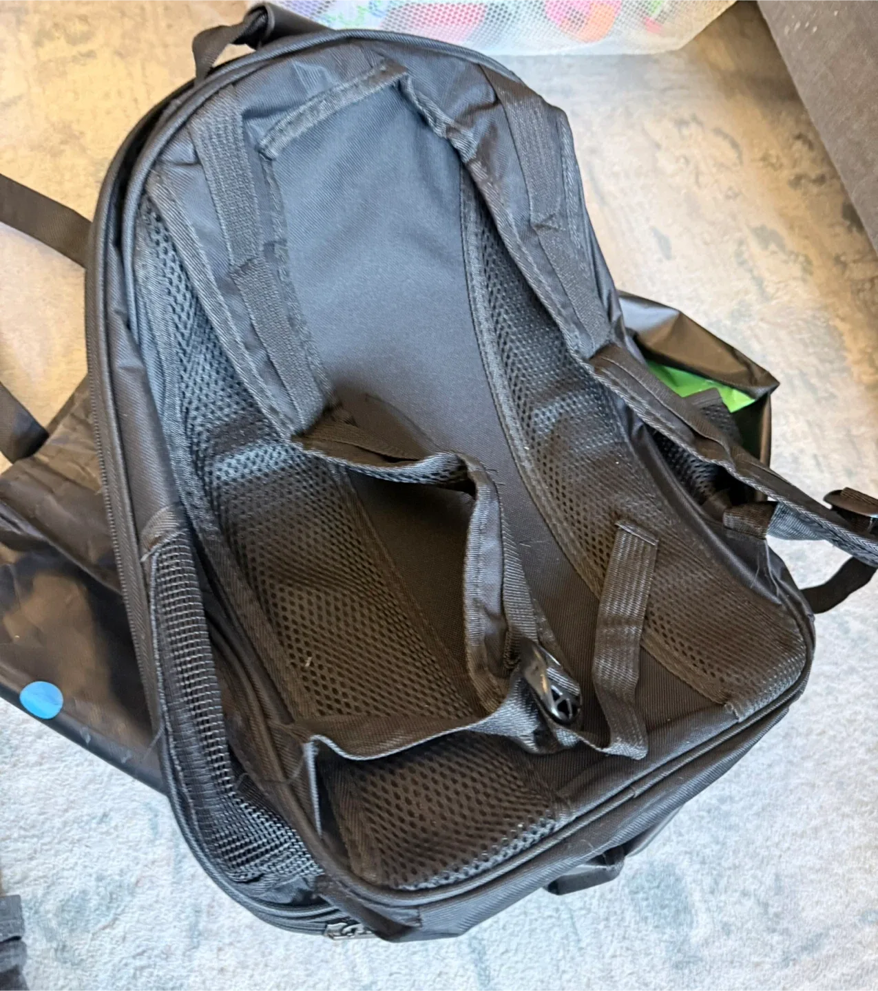 Hard-Sided Black Bubble Pet Carrier Backpack image indicator(4)