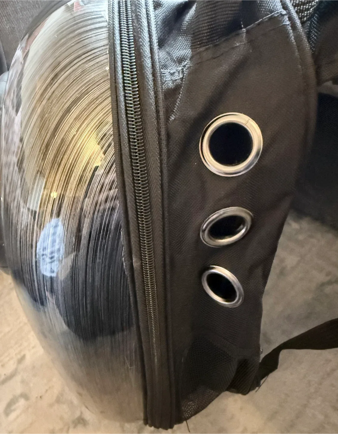 Hard-Sided Black Bubble Pet Carrier Backpack image indicator(3)