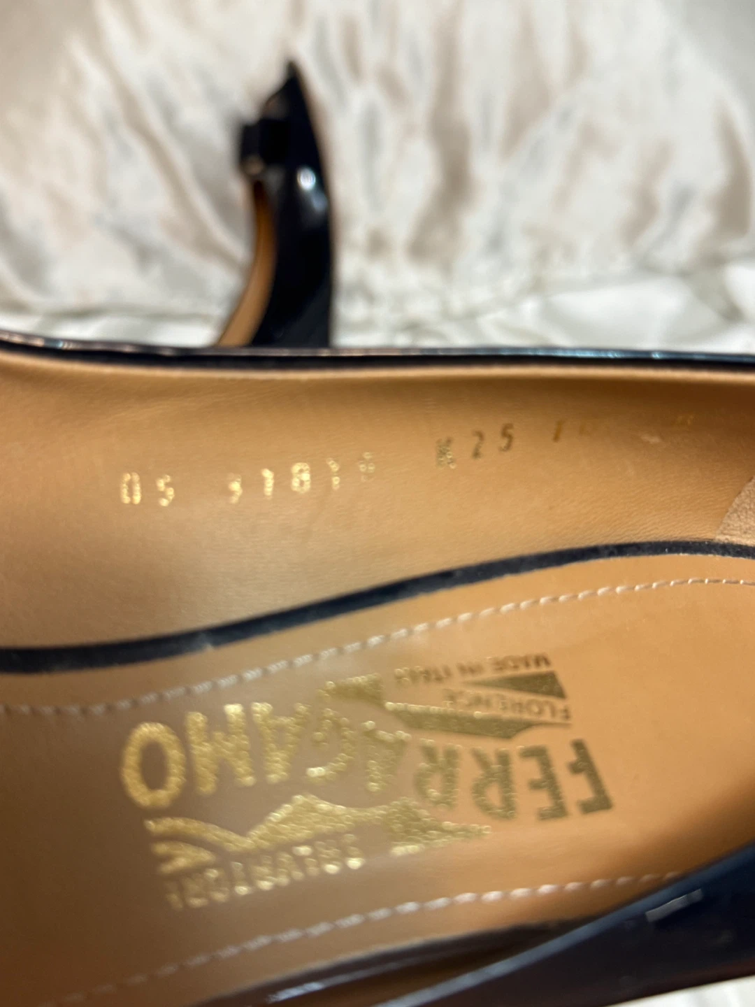 Salvatore Ferragamo Vara Bow Pumps.          size 9- Size 6.5 - photo 3