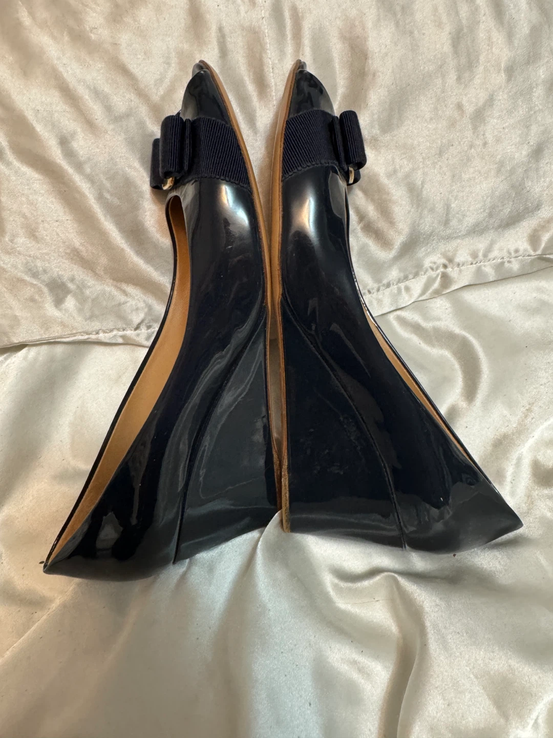 Salvatore Ferragamo Vara Bow Pumps.          size 9- Size 6.5 - photo 2