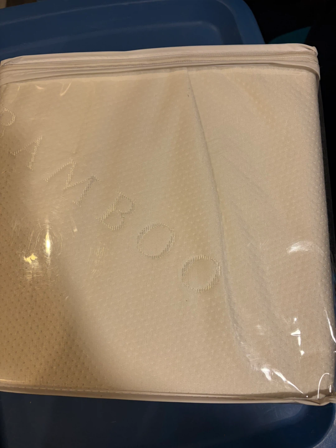 EcoComfort Bamboo Queen Mattress Protector - New - photo 3