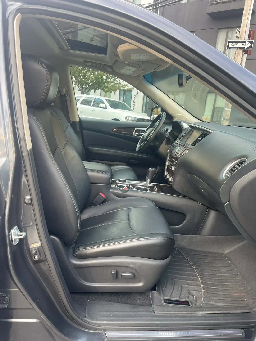 2014 Nissan Pathfinder 4WD Platinum image indicator(2)