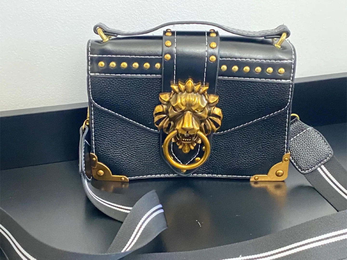 Black Lion Head Crossbody Bag image indicator(3)