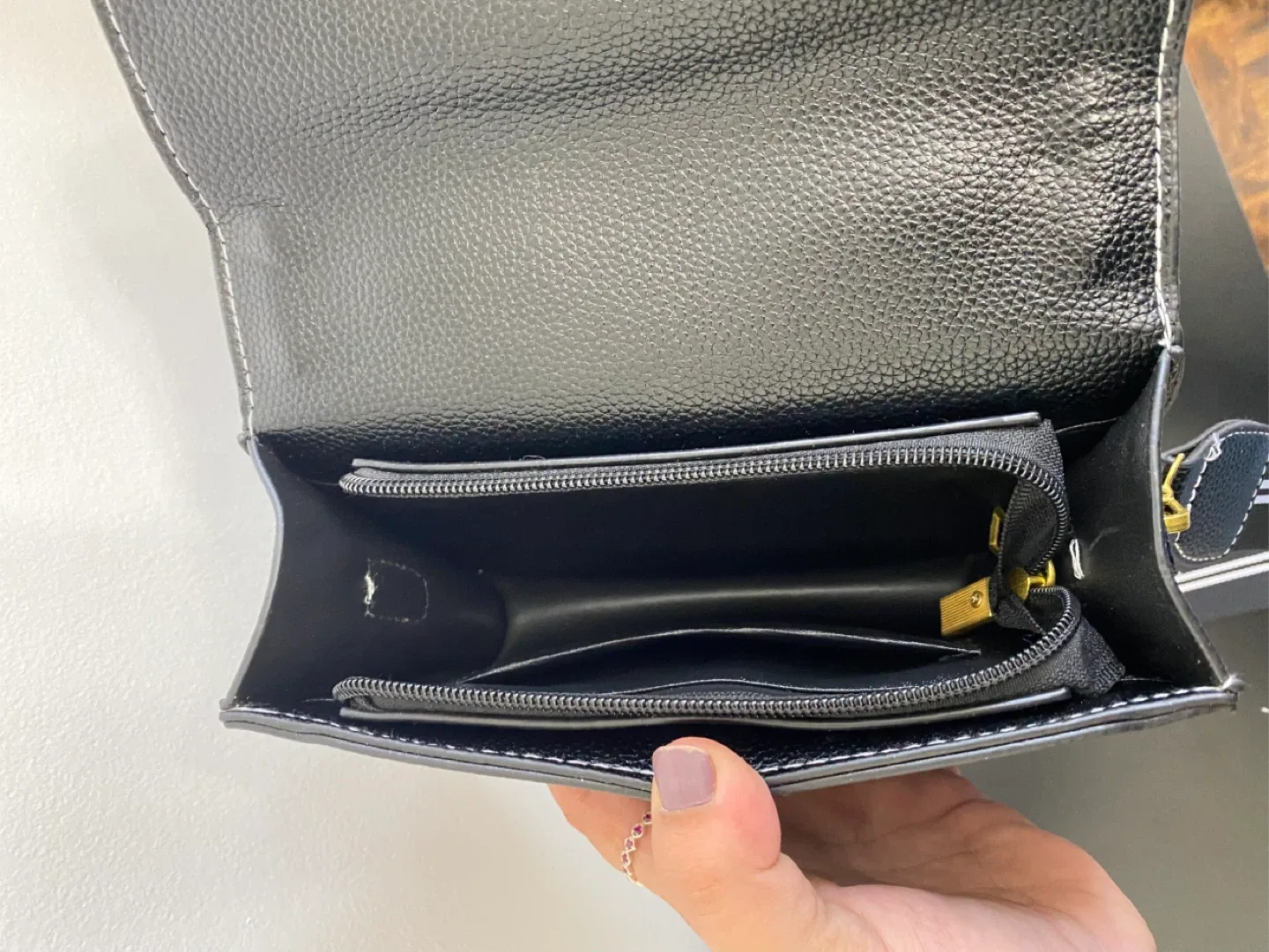 Black Lion Head Crossbody Bag image indicator(5)