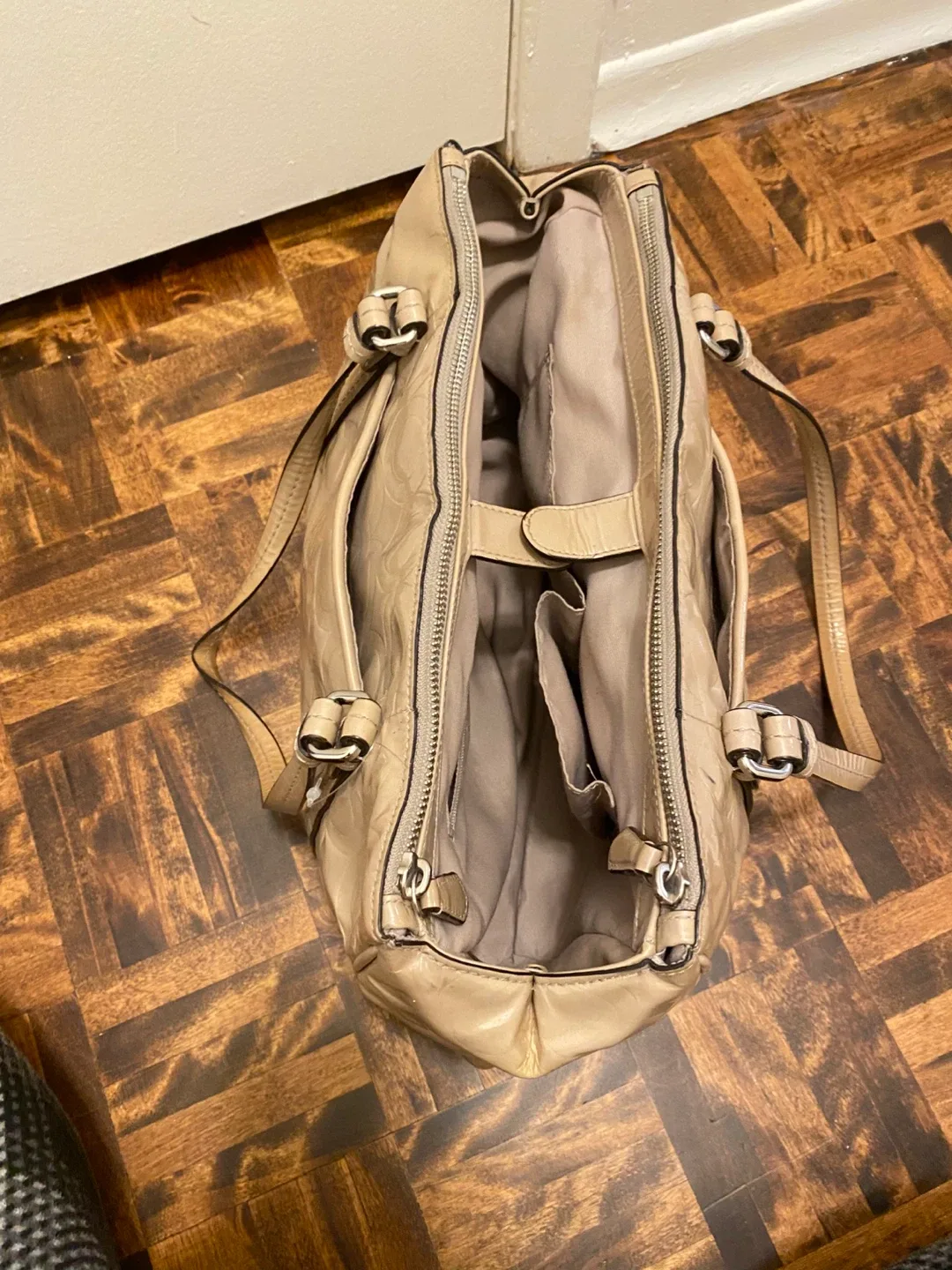 Coach Beige Patent Leather Tote Bag image indicator(5)