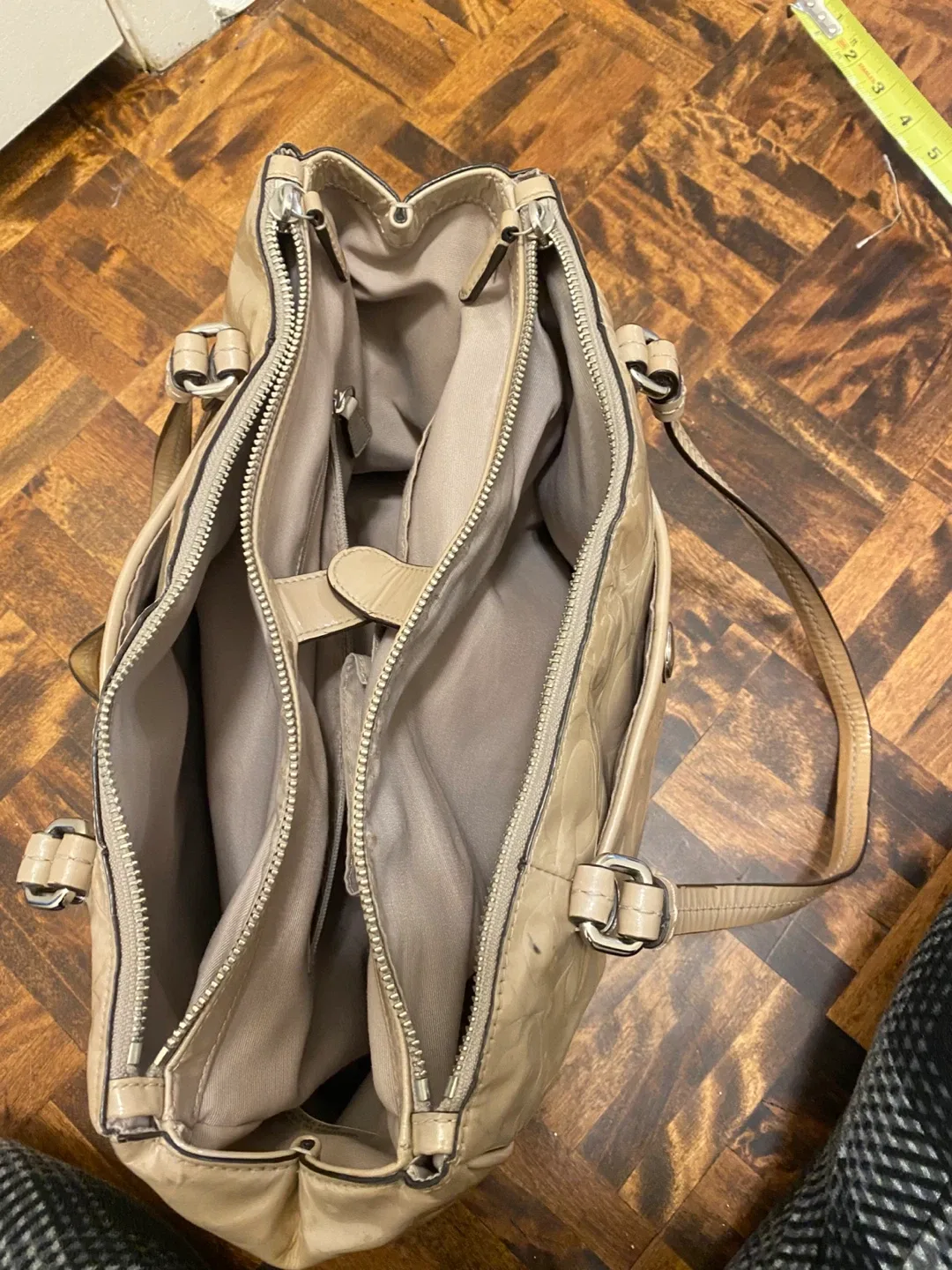 Coach Beige Patent Leather Tote Bag image indicator(8)