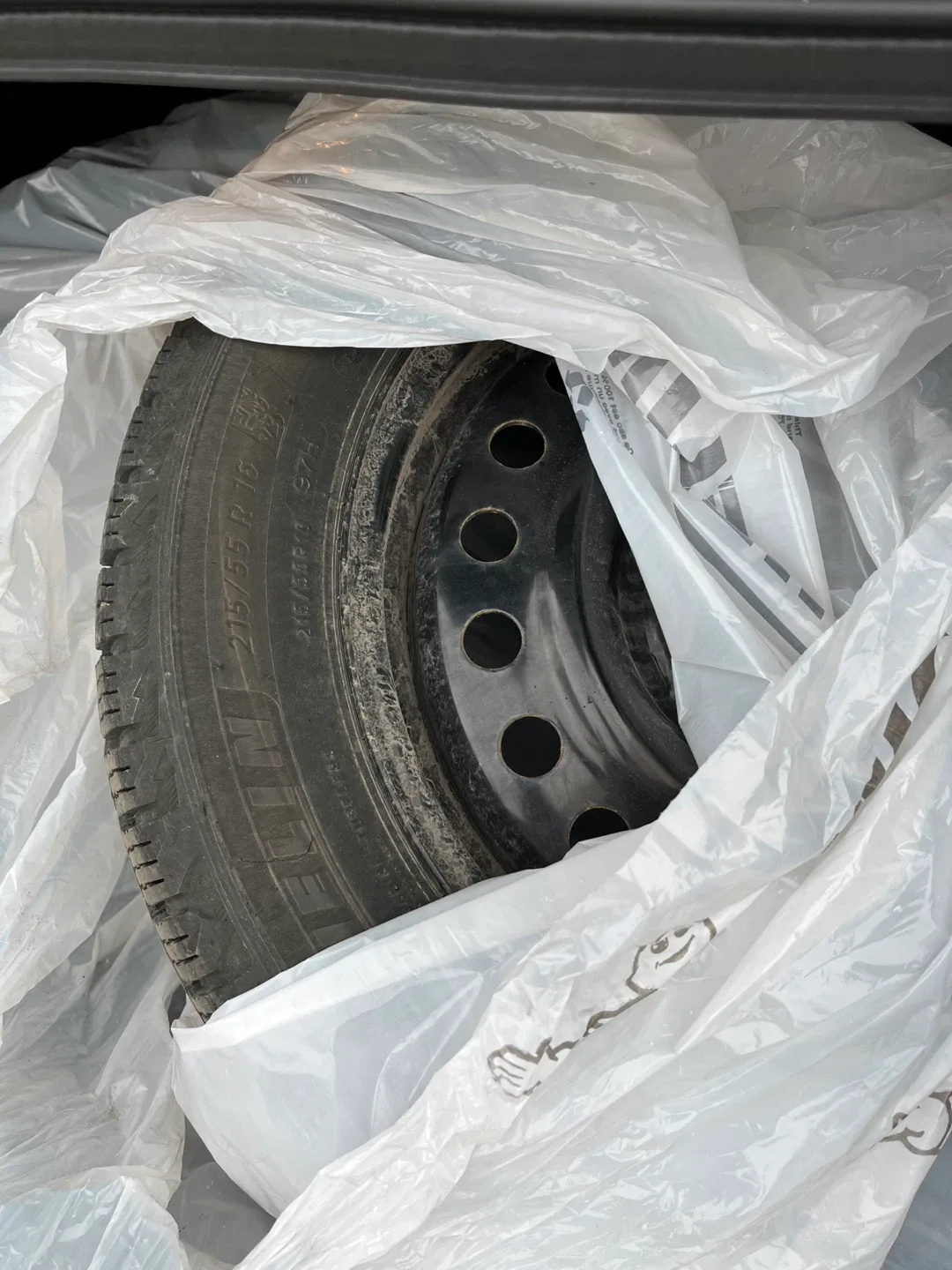 Set of 4 Michelin X-Ice 215/55R16 Winter Tires on Rims image indicator(4)