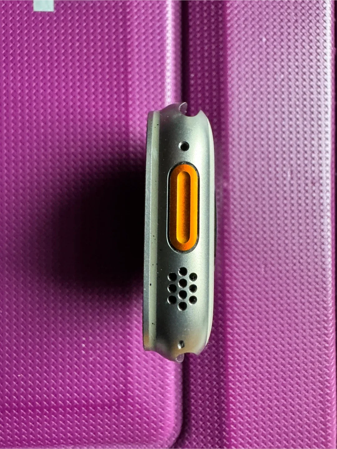 Apple Watch Ultra 2 49mm Titanium Case image indicator(3)