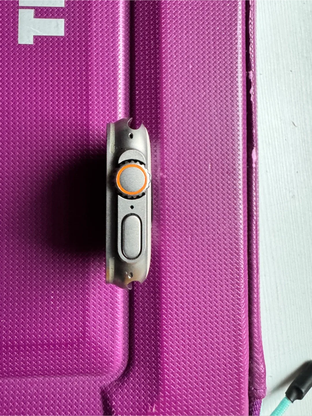 Apple Watch Ultra 2 49mm Titanium Case image indicator(4)