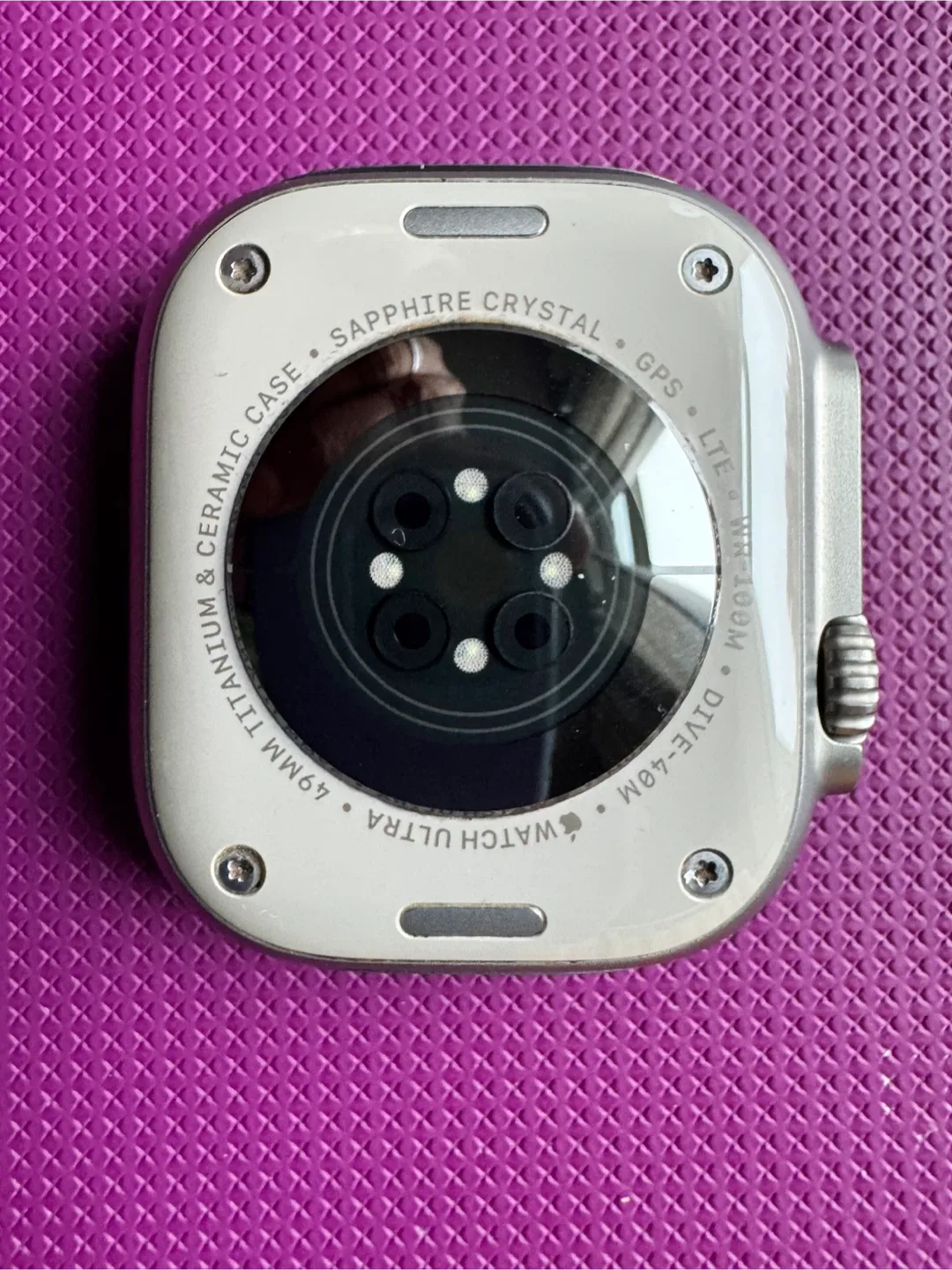 Apple Watch Ultra 2 49mm Titanium Case image indicator(2)