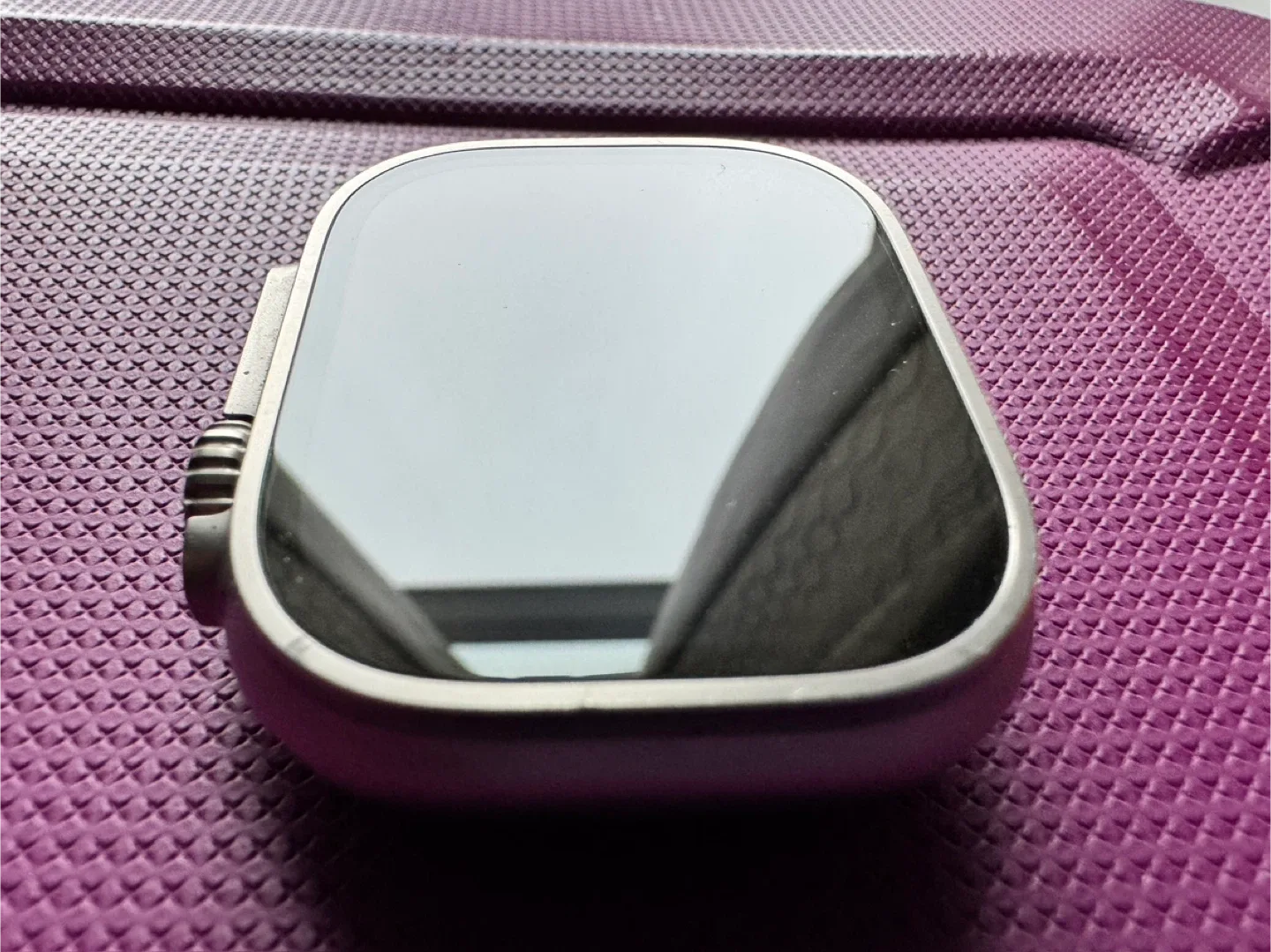 Apple Watch Ultra 2 49mm Titanium Case image indicator(7)