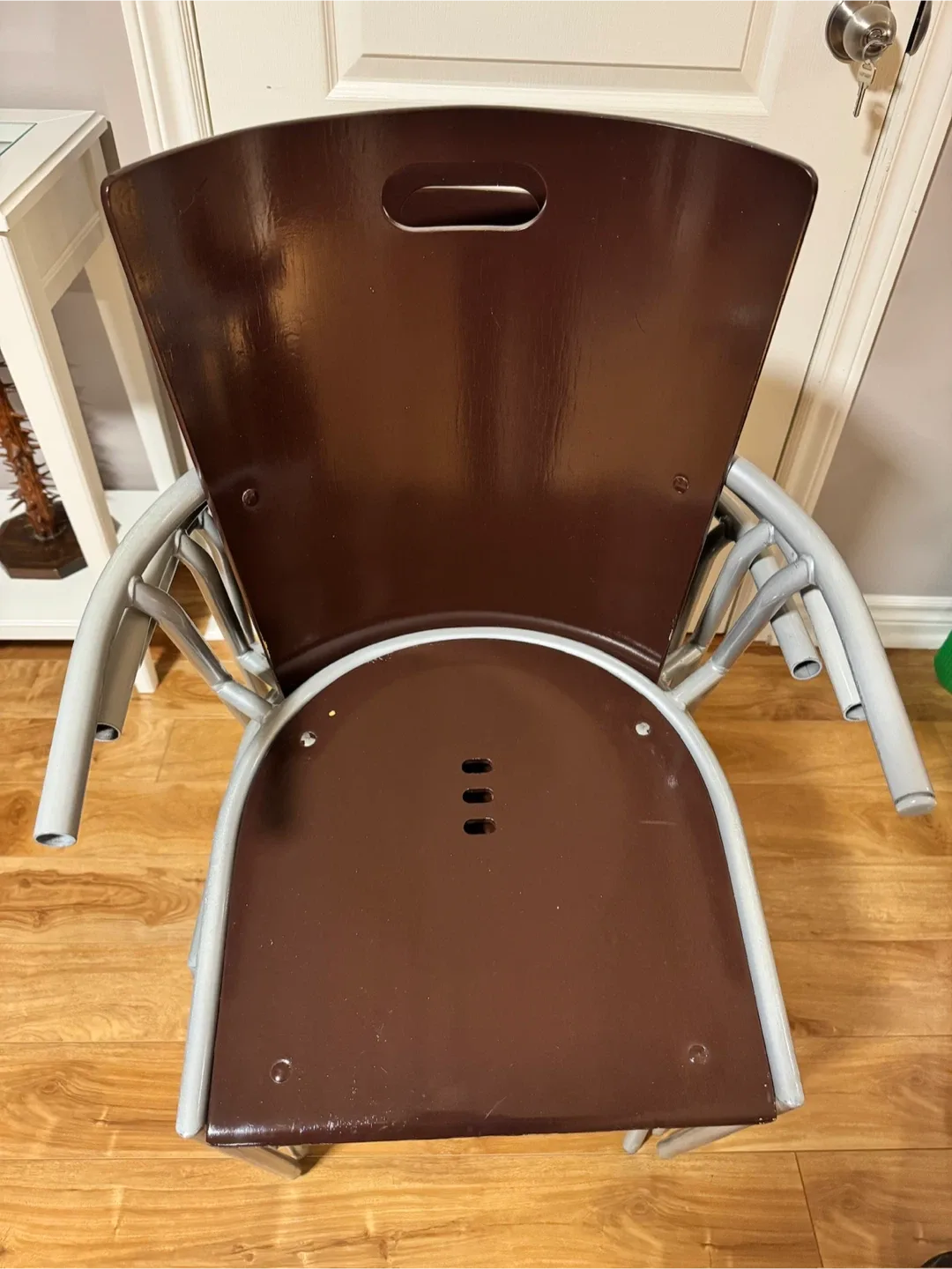 10 Stackable Chairs in Good Condition image indicator(2)