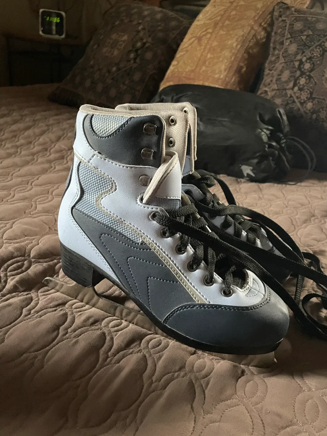 Ice Skates - Blue and Grey size 6 Ladies image indicator(2)