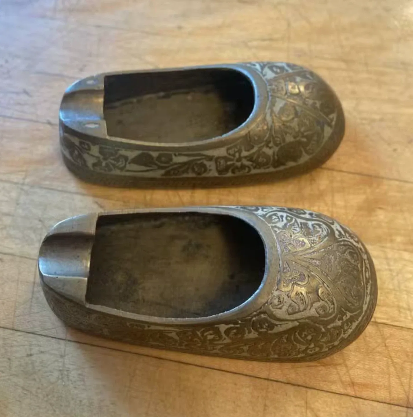 Vintage Decorative Shoe Ashtrays image indicator(3)