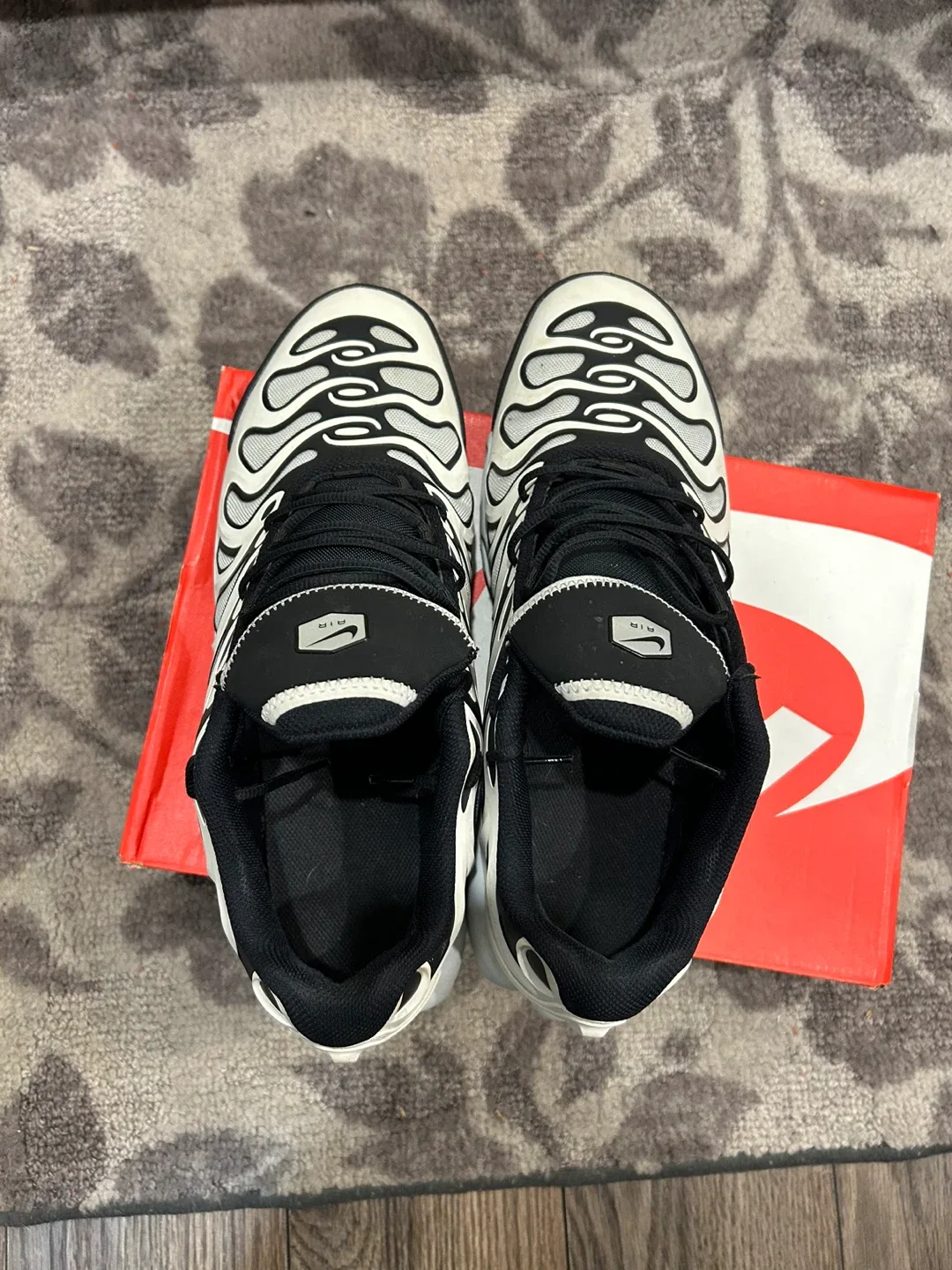 Nike Air Max Plus TN Black/White, Size 9.5 image indicator(3)